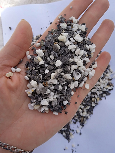 Kamenclub.ru: Мраморная крошка (щебень галтованный микс:белый-черный-розовый-медовый) фр.5-10 мм.  купить в Оренбурге мрамор белый, медовый, черный, розовый мраморный галтованный щебень декоративный ландшафтный 15500 руб/т   фото КАМЕНЬ КЛУБ