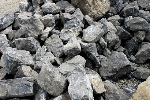 Kamenclub.ru: Черный мрамор скальник фр. 1000-1500 мм.  купить в Оренбурге мрамор черный белый серый крупный колотый валун ландшафтный 9000 руб/т   фото КАМЕНЬ КЛУБ