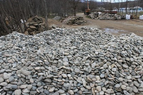 Kamenclub.ru: Галька речная плоская (ассорти) фр. 100-200-300 мм. купить  в Оренбурге галька плоская разноцветная серый белый темно-серый синий речная галька ландшафтная 8000 руб/т   фото КАМЕНЬ КЛУБ