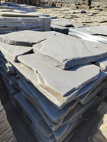 Kamenclub.ru: Песчаник пластушка галтованная светло-серая (3,0 см)  купить в Оренбурге песчаник светло-серый, серый ландшафтный камень рваный колотый 21000 руб/м3   фото КАМЕНЬ КЛУБ