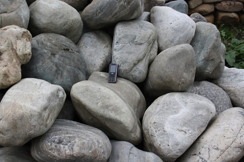 Kamenclub.ru: Речной валун Кабанчик фр.300-500 мм.  купить в Оренбурге крупный природный камень галька серый, темно-серый речной валун галечник масштабный 7000 руб/т   фото КАМЕНЬ КЛУБ