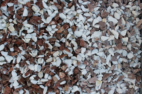 Kamenclub.ru: Мраморная крошка (щебень крошка микс: белый-розовый) фр. 10-20 мм.  купить в Оренбурге мрамор белый, розовый каменный декоративный ландшафтный щебень 12000 руб/т   фото КАМЕНЬ КЛУБ