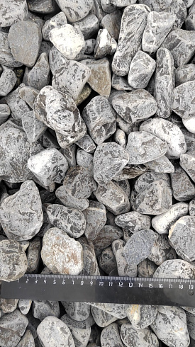 Kamenclub.ru: Щебень галтованный черный (мрамор) фр.40-70 мм.  купить в Оренбурге мрамор черный с белыми прожилками, черный, белый щебень галтованный округлый 13500 руб/т   фото КАМЕНЬ КЛУБ